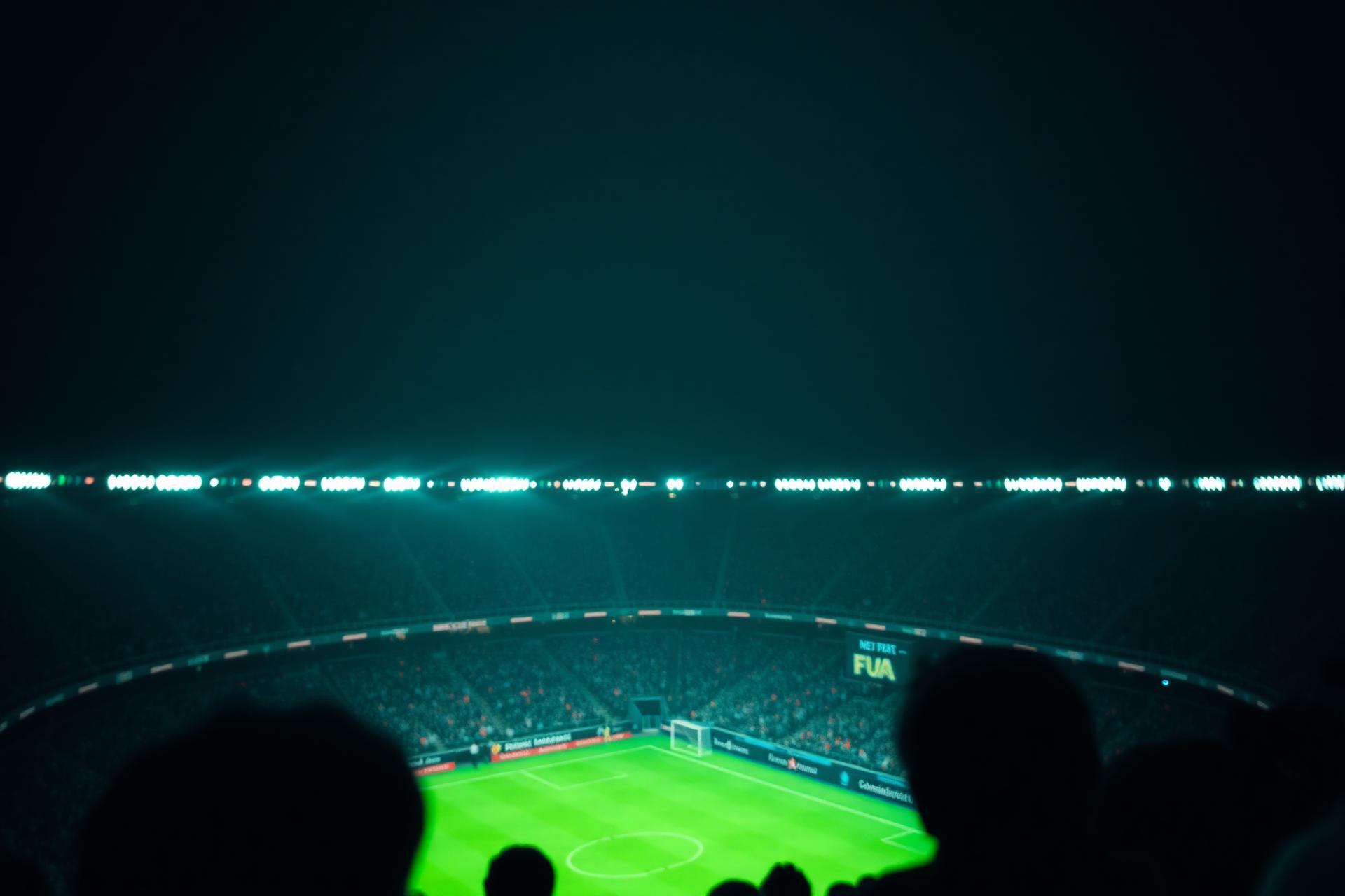 Estádio à noite com gramado iluminado